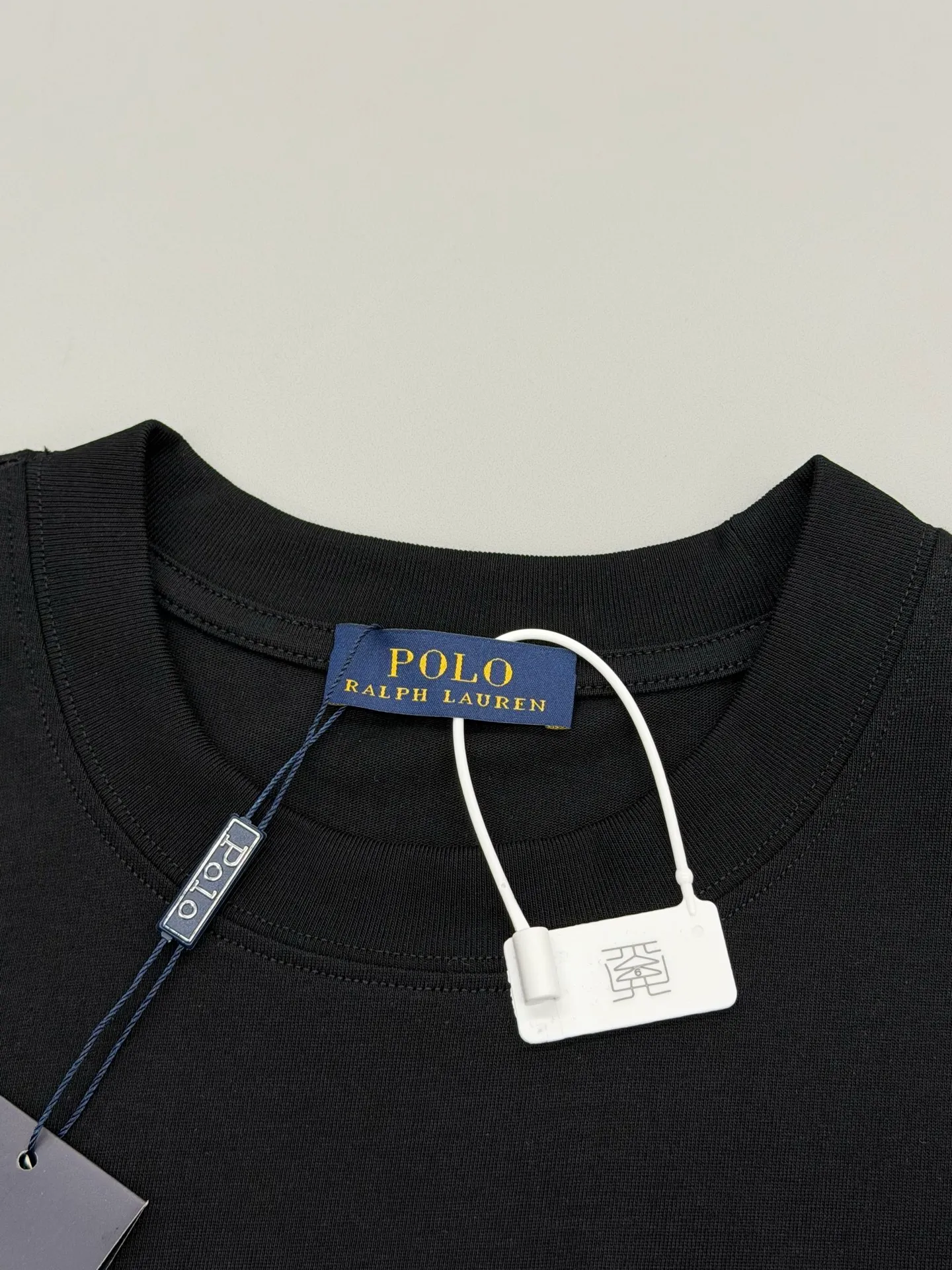 P160 [High Quality]Ralph Lauren*Ralph Lauren embroidery micro-label simple‼ ️Short-sleeved T-shirt 💗Ralph Lauren classic short-sleeved T-shirt, custom-made 280g pure cotton fabric, soft and breathable, classic horseback golf🏌️ embroidery on the chest, logo + logo embroidery on the back, simple and recognizable. Round neck design, neat tailoring, customized 280g pure cotton fabric, soft and smooth to the touch, great breathability, super comfortable to wear in summer! The same loose version for men and women, OK to wear alone or layered, versatile ~ 𝐂𝐎𝐋𝐎𝐔𝐑: black white 𝐒𝐈𝐙𝐄: S-xL Size chart: S: Shoulder width 51 - Bust 55 - Clothing length 70 M: Shoulder width 53 - Bust 57 - Clothing length 72 L: Shoulder width 55 - Bust 59 - Clothing length 74 XL: Shoulder width 57 - Bust 61 - Clothing length 76